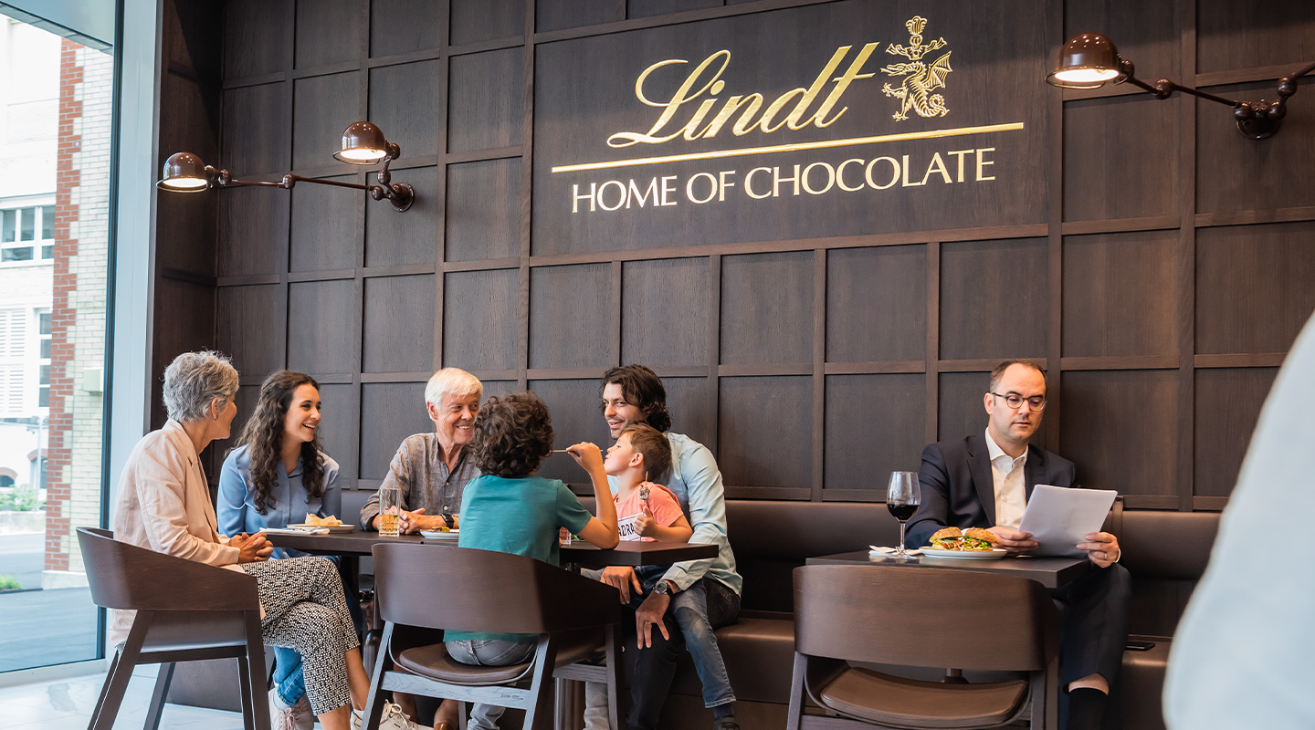 A cozy and sociable atmosphere in the Lindt Café